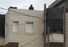 قوات الاحتلال تعتلي منزلا وتحوله إلى نقطة مراقبة