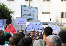  مئات العمال يحتجون أمام مقر وزارة العمل 