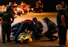 طاقم طبي يحاول إسعاف عارض الأزياء