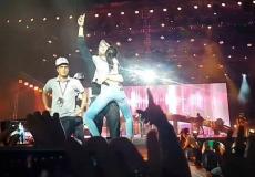 فتاة تحتضن أنريكي إيغلاسياس 