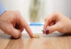 مضيف طيران يطلق زوجته بعد 24ساعة زواج والسبب!