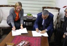 حسين الاعرج يوقع اتفاقية 