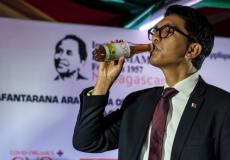 رئيس مدغشقر أندري راجولينا يشرب الدواء المزعوم "كوفيد أورغانيكس" 