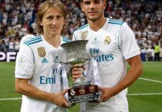 لاعب ريال مدريد  المدافع الفرنسي ثيو هرنانديز رفقة الكراوتي لوكا مودريتش