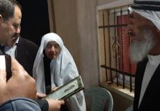 حركة فتح تزور مجموعة من الأسرى المحررين في مدينة يطا