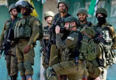جندي اسرائيلي يقوم بقنص أحد الفلسطينيين في الضفة