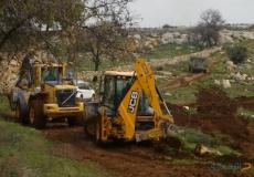 مستوطنون يجرفون أراضي زراعية في بلدة بيتا.jpg