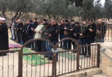 مصلون امام باب الرحمة -ارشيفية-