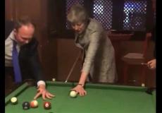 تيريرا ماي تلعب البلياردو