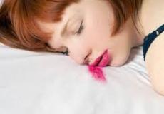 10 أسباب لإزالة المكياج قبل النوم - لتحميكي من ترهل البشرة 