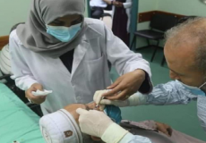 الطواقم الطبية وهي تجرى إحدى العمليات