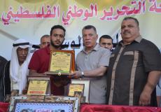 حلس يسلم نجل عائشة أبو مغصيب درع تكريمي