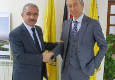 محمد اشتية وسفير اليابان لدى فلسطين أوكوبو تاكيشي