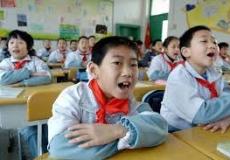 طلبة صينيون في احدى المدارس