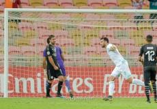 لاعب الأهلي السعودي عمر السومة يسجل في مرمى السد القطري