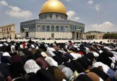 فلسطينيون يؤدون صلاتهم في المسجد الأقصى