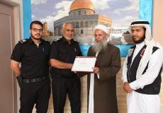 أثناء تكريم مدير شرطة المرور بالمحافظة الوسطى