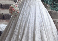 سبب خروج أب بفستان زفاف إلى الشارع كل يوم _ شاهد