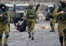 قوات الاحتلال تعتدي بالضرب على مواطن أثناء اعتقاله