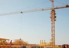 شاهد: سقوط رافعة بناء عملاقة على طريق مزدحم