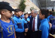 رئيس الوزراء الفلسطيني محمد اشتية يلتقي بأطفال نادي "تشامبيونز" من قطاع غزة في مدينة رام الله
