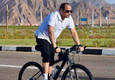 الرئيس المصري عبد الفتاح السيسي يركب دراجة