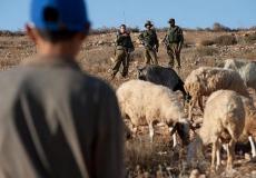 قوات الاحتلال تعتقل فتى شرق يطا