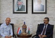 تيم والسفير الهولندي