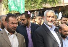 القيادي في حماس فتحي حماد بجانب رئيس المكتب السياسي للحركة إسماعيل هنية خلال مسيرة في غزة - أرشيفية