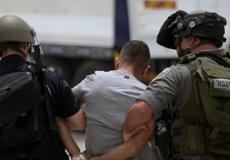 الاحتلال الإسرائيلي يعتقل شابُا ويداهم منزلًا