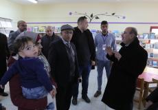 رئيس بلدية غزة د. يحيى السراج خلال تفقده المكتبة العامة للبلدية