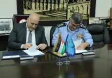 مدير الشرطة الفلسطينية اللواء حازم عطاالله ووزير العمل نصري أبو جيش يوقعان مذكرة تفاهم لتعزيز التعاون