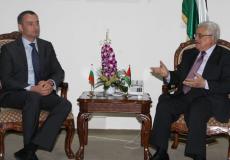 لقاء سابق بين الرئيس الفلسطيني محمود عباس ومبعوث الأمم المتحدة نيكولاي ملادينوف -ارشيف-