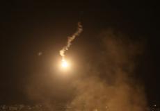 قنابل إضاءة على حدود غزة