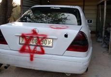 مستوطنون يعتدون على سيارات المواطنين جنوب نابلس ويخطون شعارات عنصرية