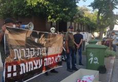 من الوقفة الاحتجاجية أمام منزل رئيس بلدية تل أبيب