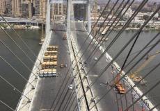 الجسر المعلق الضخم يمر فوق نيل القاهرة