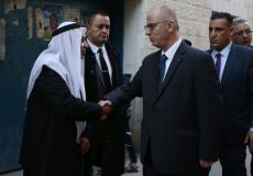 رئيس الوزراء رامي الحمد الله يقدم واجب العزاء لعائلة الشهيد محمد حبالي