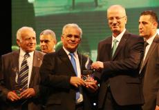 رئيس الوزراء رامي الحمد الله يكرم رئيس جامعة القدس المفتوحة في المنتدى الوطني بالبيرة