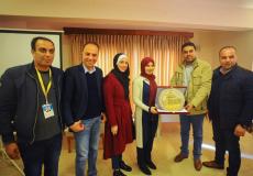 تسليم وسام التطوع للدكتورة جليلة دحلان