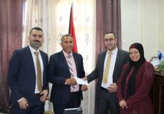 البنك الإسلامي الفلسطيني يدعم مدرسة بنات مسقط