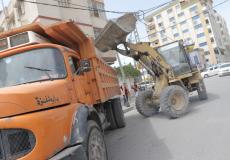 بلدية غزة تجمع وترحل النفايات الصلبة