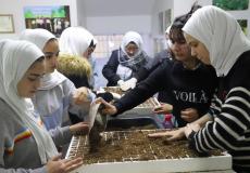العمل الزراعي ينفذ محاضرة حول البذور البلدية في مدرسة ثانوية في الخليل