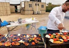 مستوطنون يقوم بالشواء وتقديم الطعام لجنود الاحتلال على حدود غزة