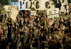 مئات المتظاهرين يحتجون أمام بيت نتنياهو للأسبوع الثامن عشر