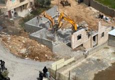 جرافات وآليات الاحتلال تهدم مبنى من طابقين بمخيم شعفاط وسط القدس المحتلة