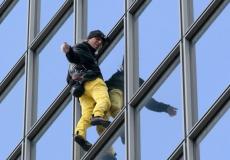 "سبايدرمان الفرنسي" آلان روبير يتسلق ناطحة سحاب دون حبال - أرشيفية