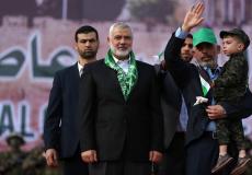 رئيس المكتب السياسي لحركة حماس إسماعيل هنية وبجانبه يحيى السنوار خلال مهرجان انطلاقة حماس اليوم