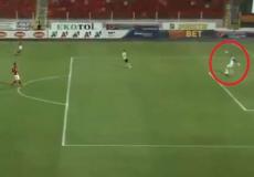 حارس مرمى يسجل هدفا عالميا في شباكه!