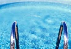 الشرطة تغلق مسبحين بطولكرم